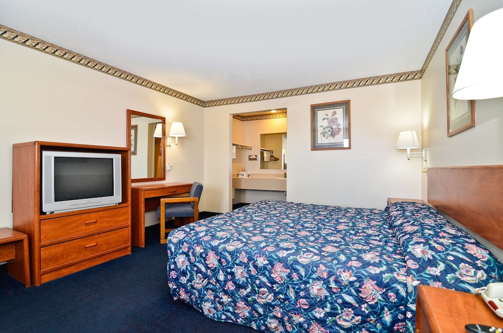 Room, 1 King Bed, Non Smoking - Photo 7
