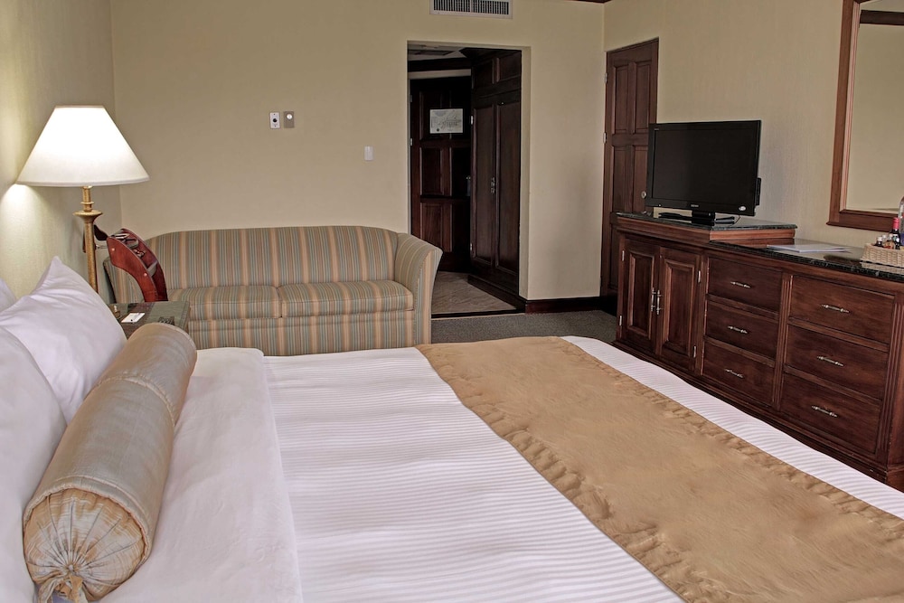Room, 1 King Bed, Non Smoking, Pool View photo 2