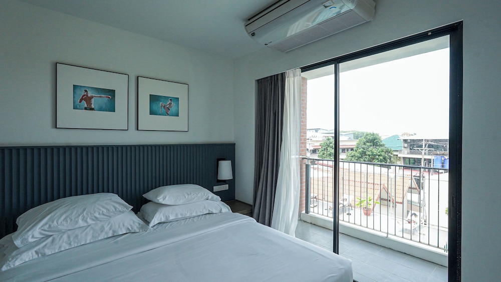 One Bedroom Suite Pool Facing - Photo 2