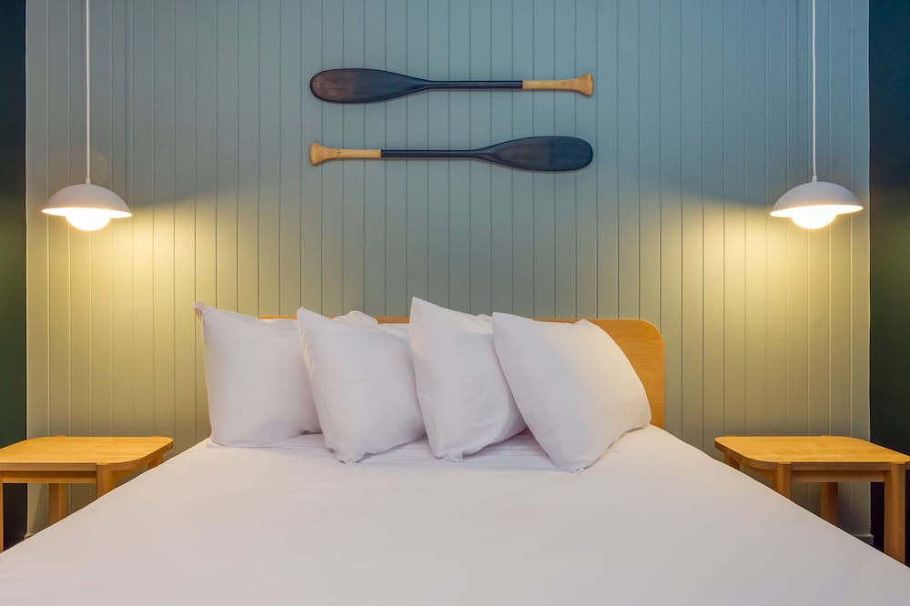 Loft - 1 queen bed and bunkbeds