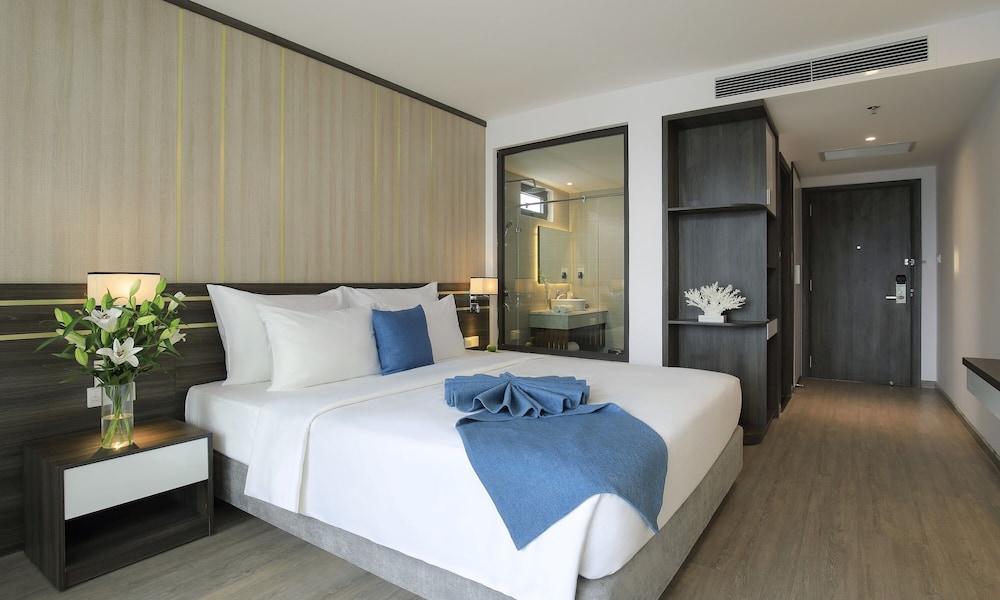 Senior Deluxe, Partial Sea View