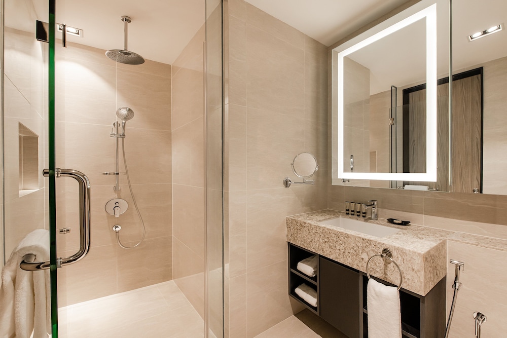 Deluxe Room, 1 Bedroom thumbnail 5
