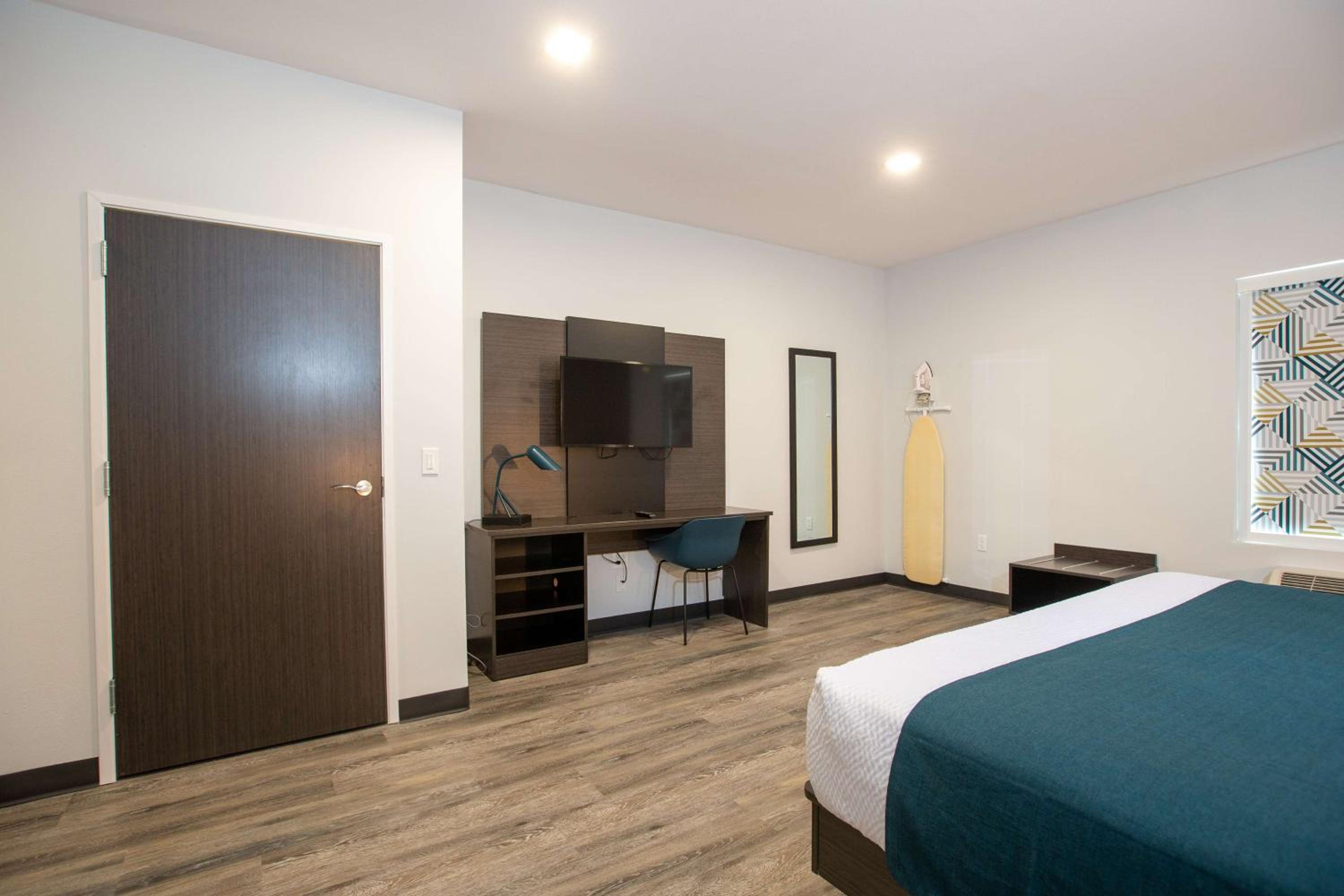 Deluxe King Room - Non-Smoking photo 2