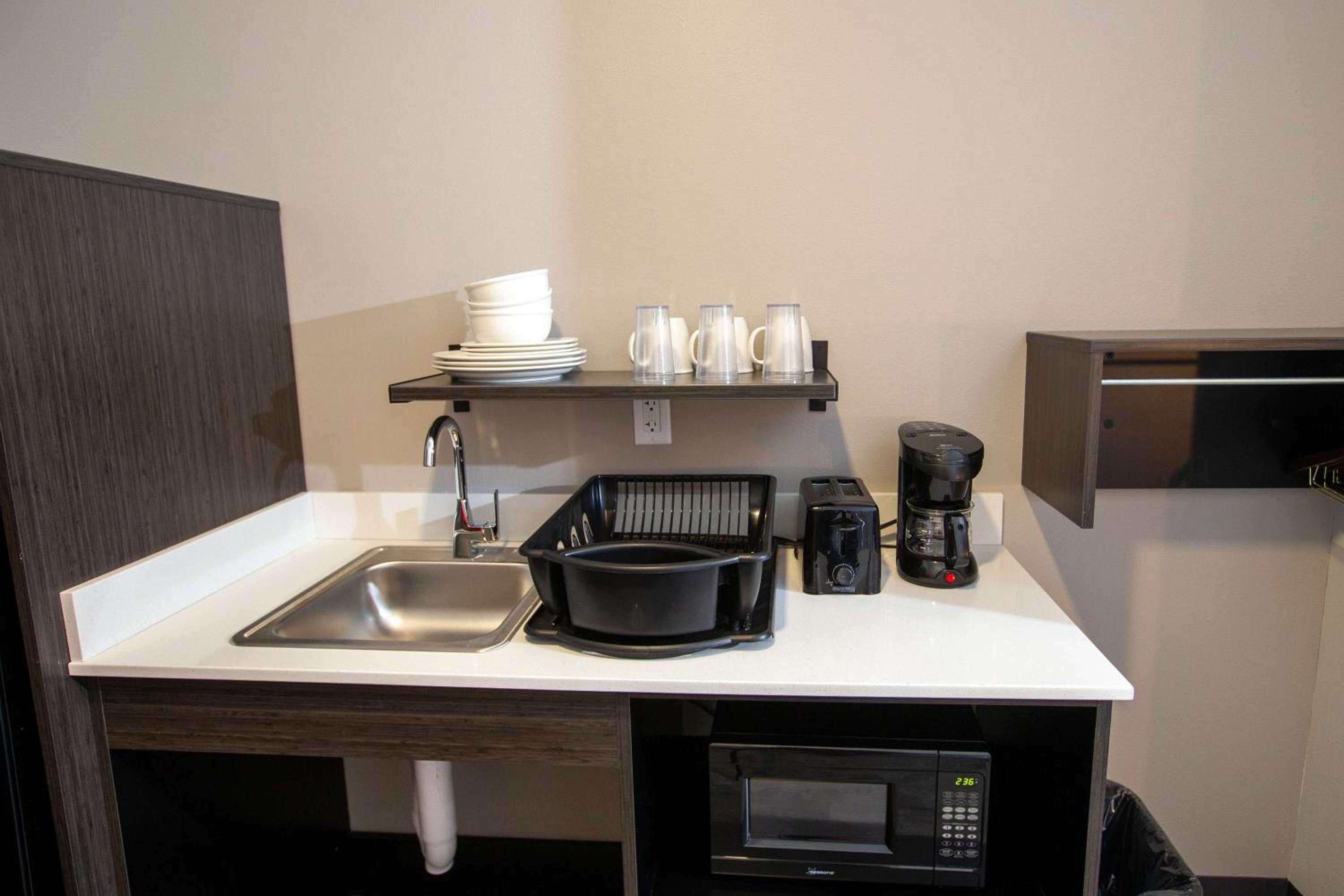 Quadruple Room - Disability Access - Non-Smoking photo 3