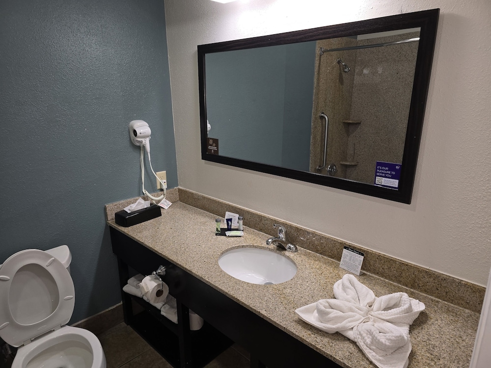 Suite, Multiple Beds, Non Smoking - Photo 11