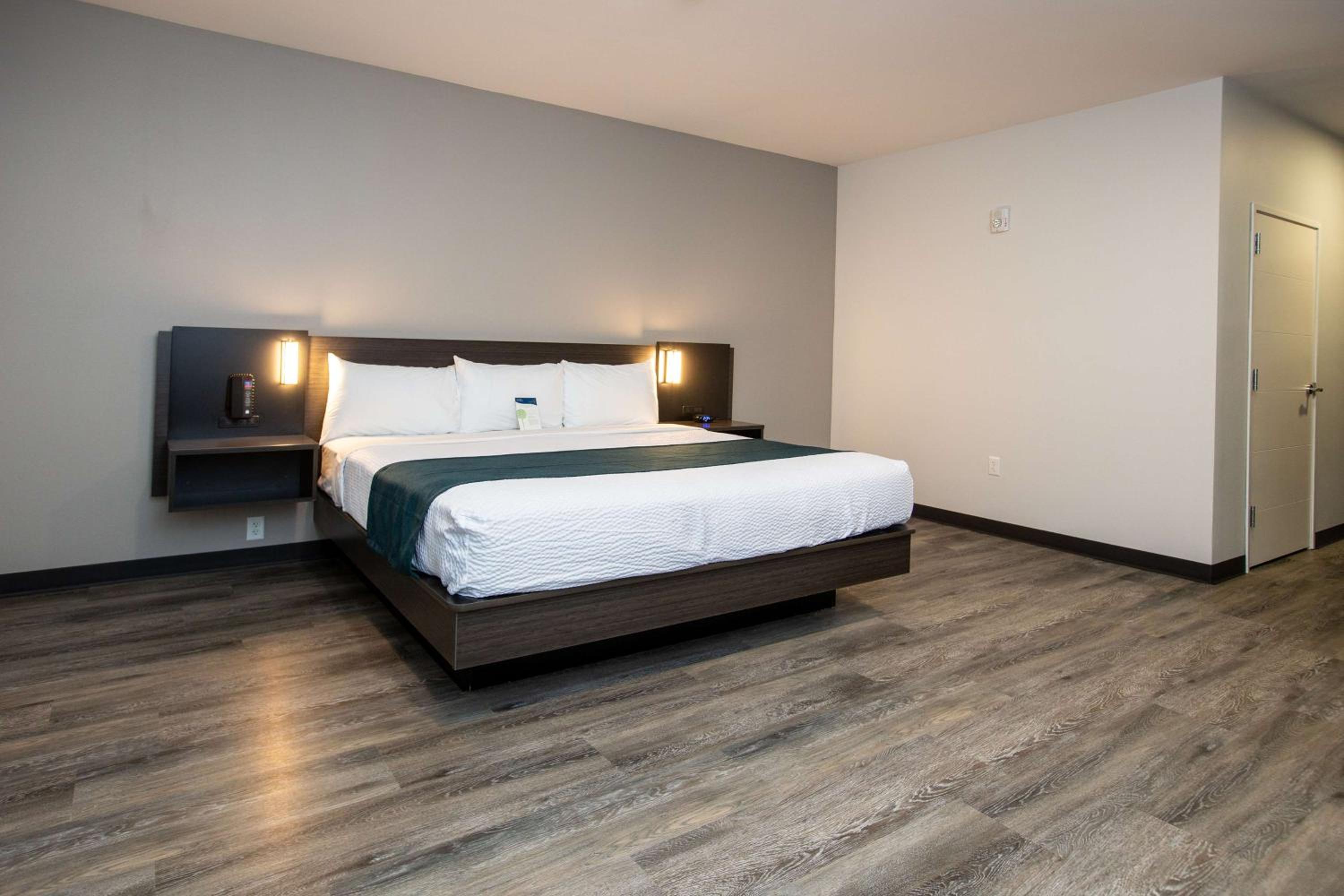 Deluxe King Room - Non-Smoking photo 3