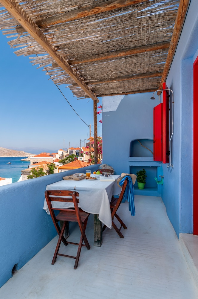 House (BLUE) photo 2