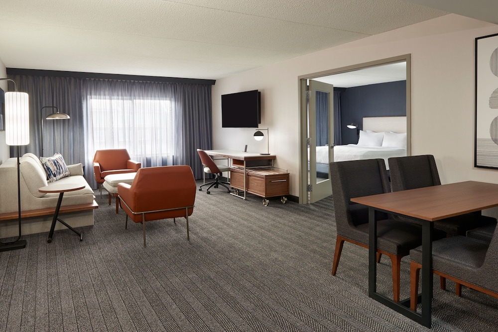 Executive Suite, 1 Bedroom - Photo 1