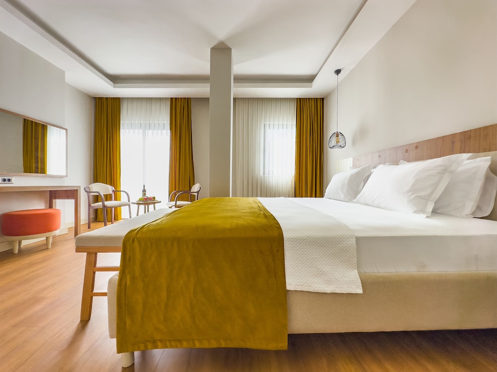 Deluxe Triple Room, Side Sea View - Photo 4