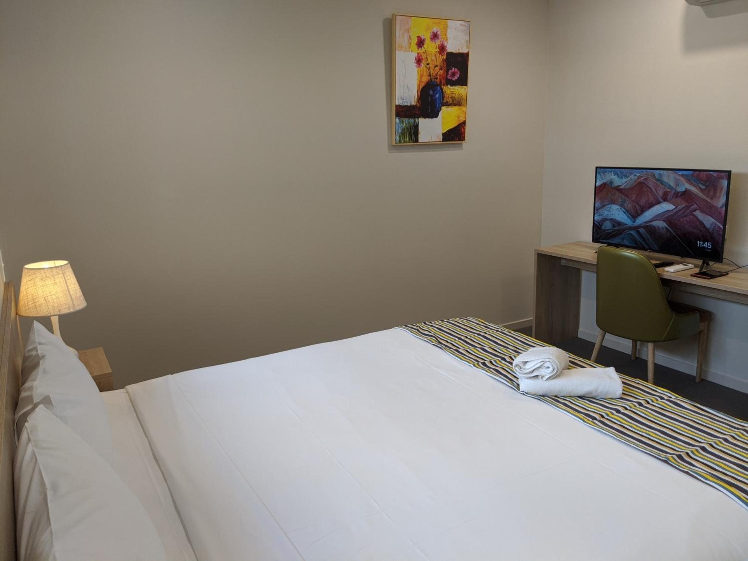 Three-Bedroom Apartment- Windsor View - Photo 16