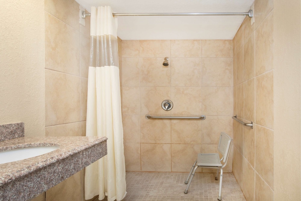Room, Accessible - Photo 4