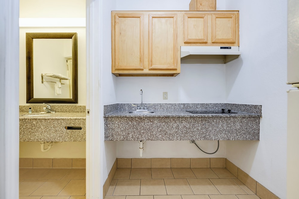 2 Queen Beds with Kitchenette Non-Smoking - Photo 7