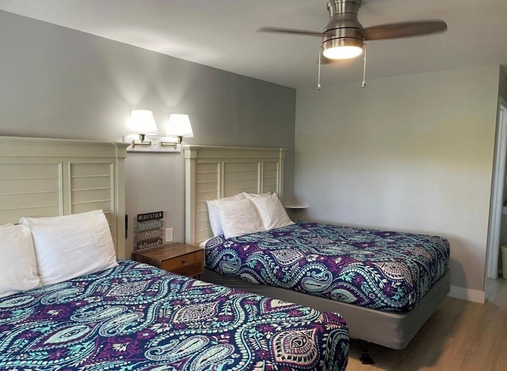 Double Room, 2 Queen Beds, Private Bathroom photo 2