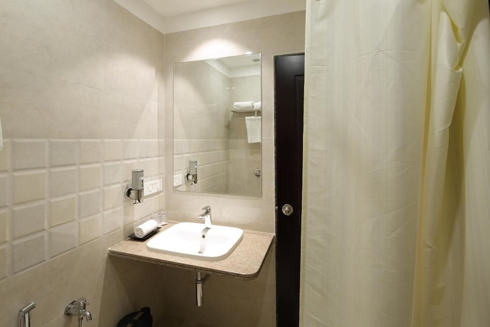 Deluxe Double or Twin Room - Photo 17