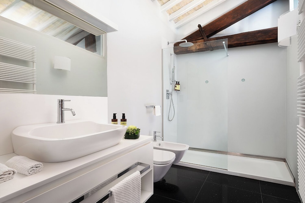 Scanderbeg Suite photo 3