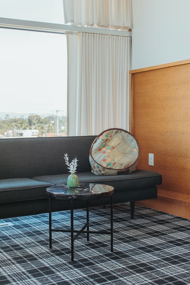 Signature Studio, City View - Photo 9
