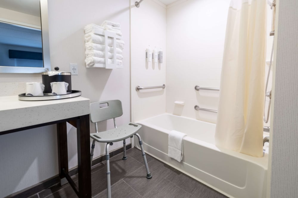 Studio, 2 Queen Beds, Accessible, Bathtub (Mobility/Hearing) photo 3