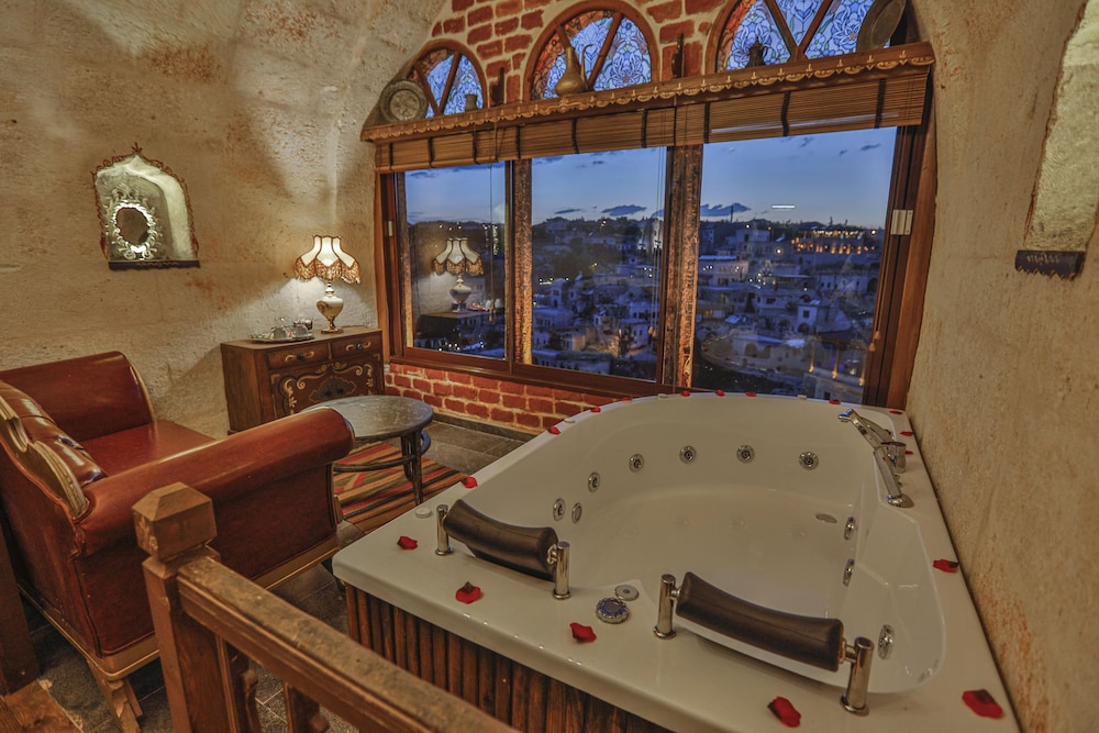 Luxury Suite, Jetted Tub, Valley View - Photo 2