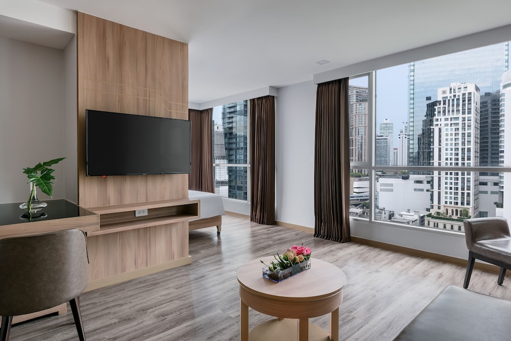 Junior Suite, 1 King Bed, City View photo 2