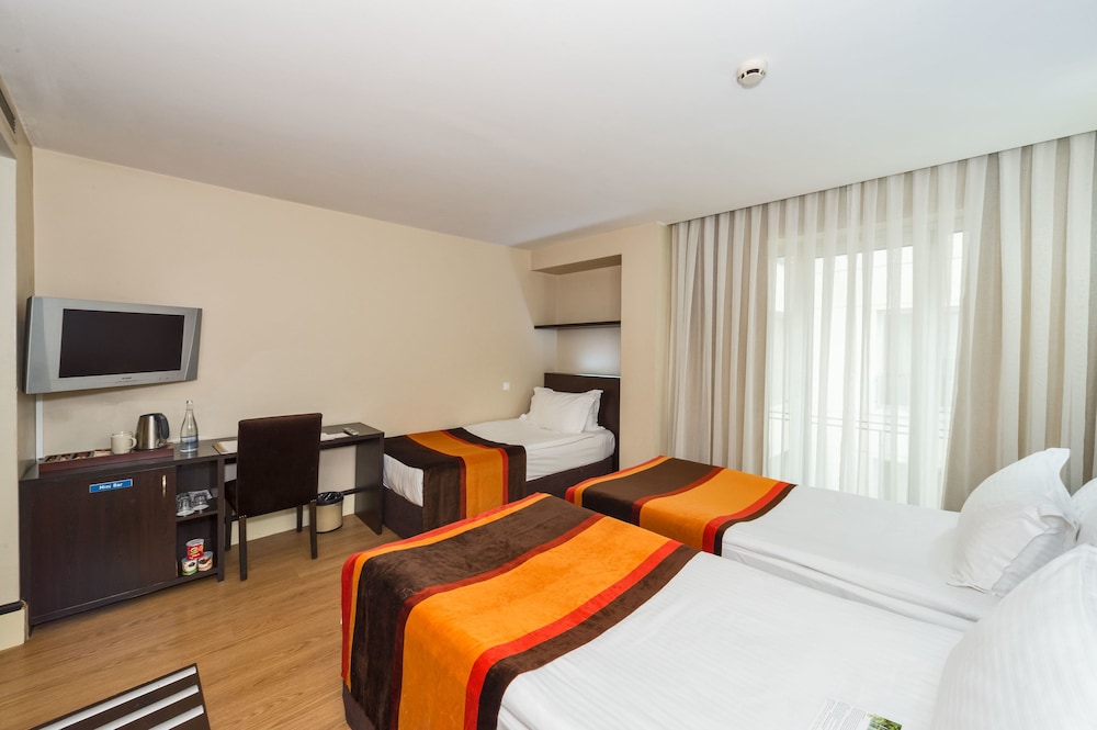 Standard Triple Room, Courtyard View photo 2