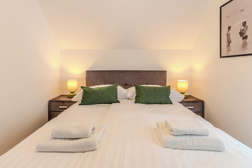 Luxury Apartment, Multiple Bedrooms (Fulop Panzio-Green Parasol Apartment)
