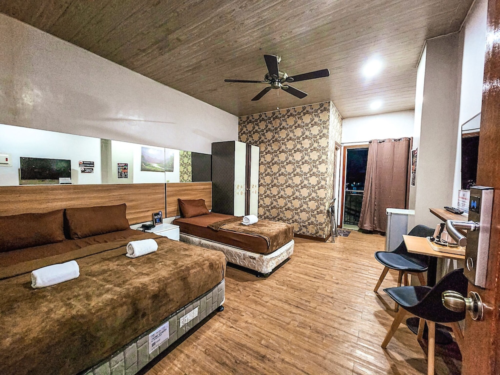 Deluxe Triple Room, Refrigerator, City View