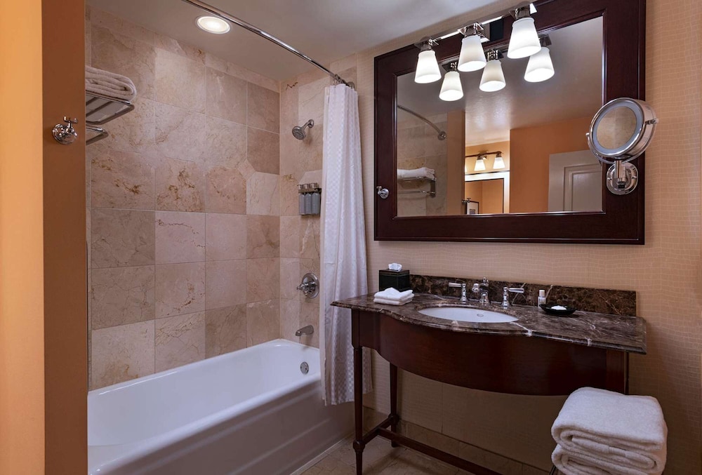 Suite, 1 King Bed (Bridal Suite) - Photo 4