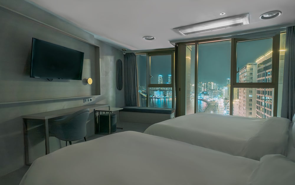 Deluxe Twin Family Room, Ocean View photo 2