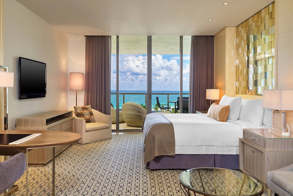 Deluxe Room, 1 King Bed, Ocean View (Balcony)