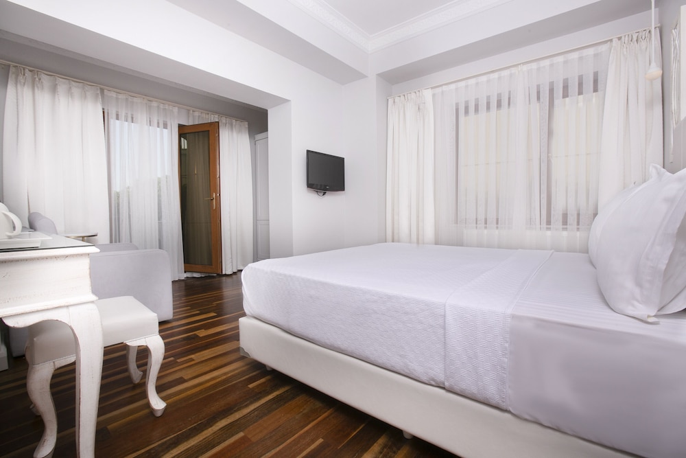 Deluxe Balkonlu Oda- Ek Yatakli - Photo 3