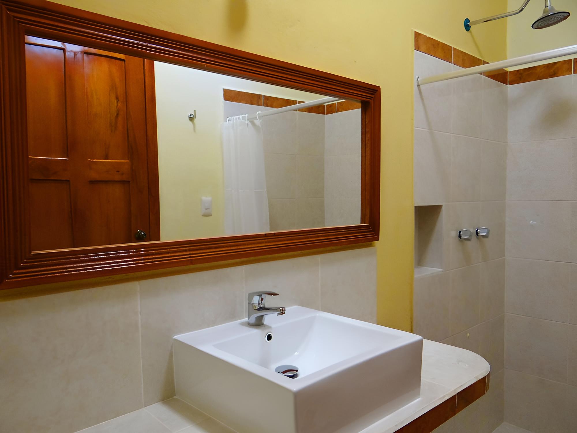 Standard Room, 1 King Bed, Private Bathroom, Garden View photo 2