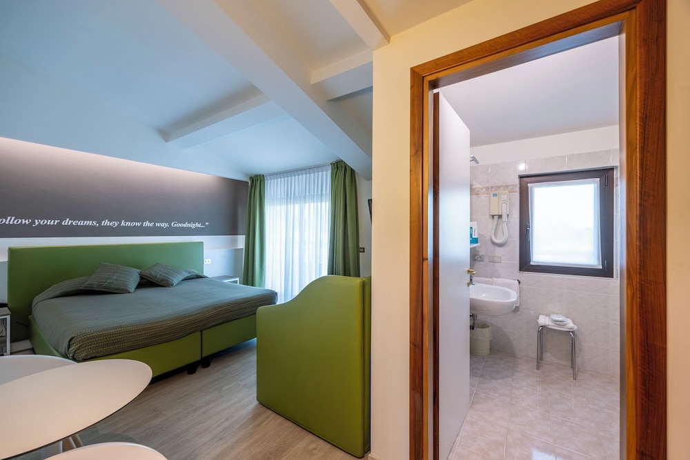 Double or Twin Room, Balcony, Partial Lake View - Photo 1