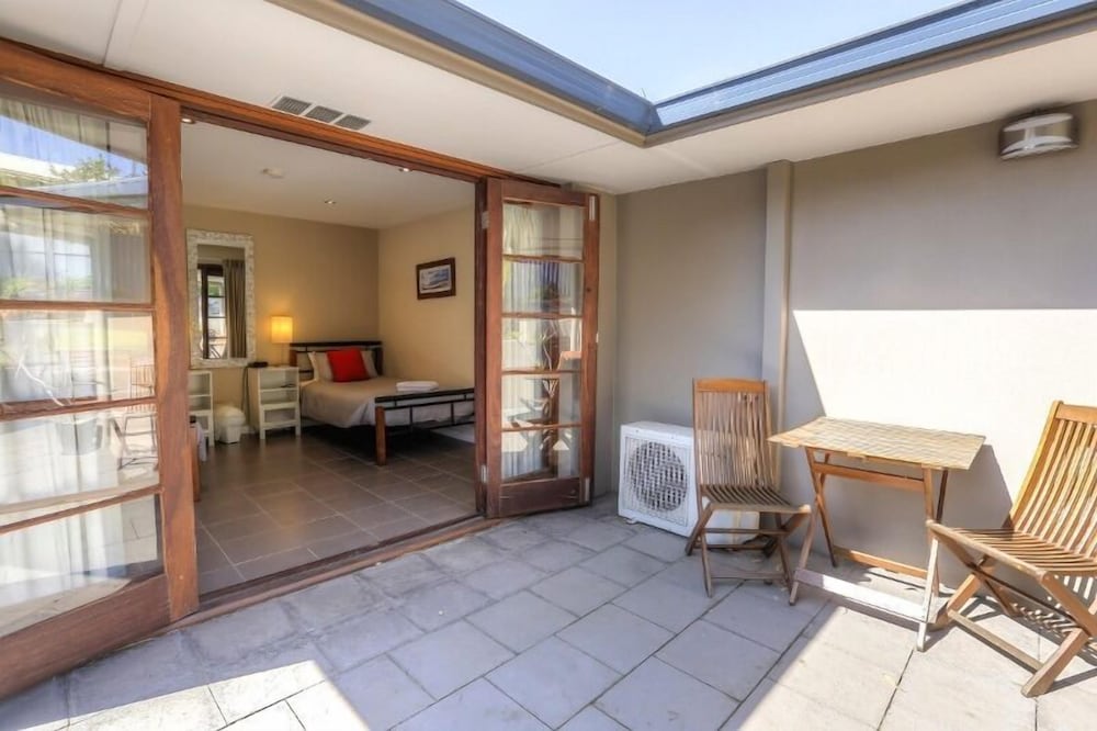 Twin Courtyard Room With Shared Bathroom photo 2