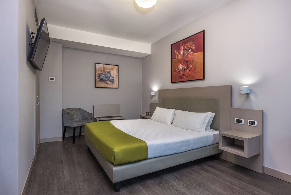 Deluxe Room, 1 King Bed photo 2