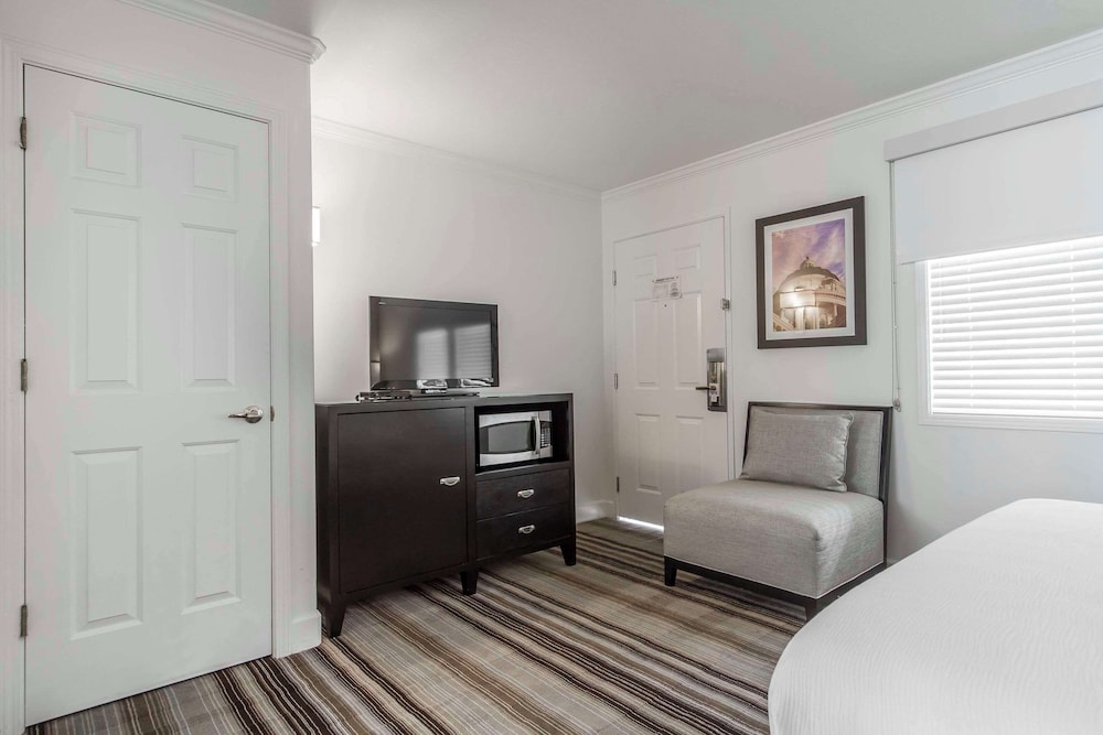 Suite, 1 Queen Bed, Non Smoking - Photo 4
