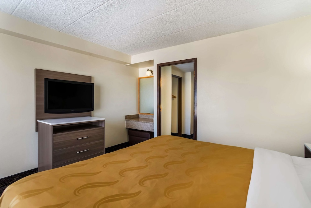 Suite, 1 King Bed with Sofa bed, Accessible, Non Smoking photo 3