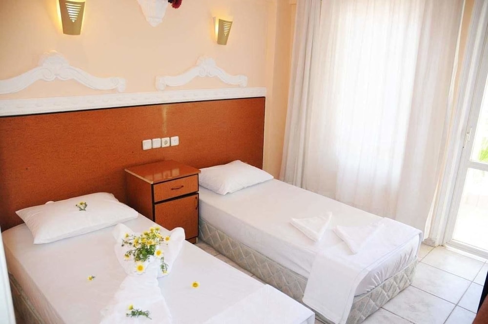 Studio, 2 Bedrooms, Accessible, Smoking photo 1