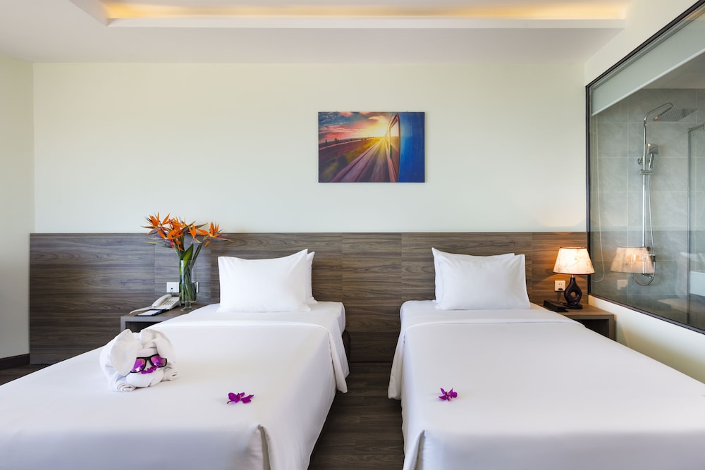 Deluxe Double or Twin Room, Balcony, Partial Sea View photo 2