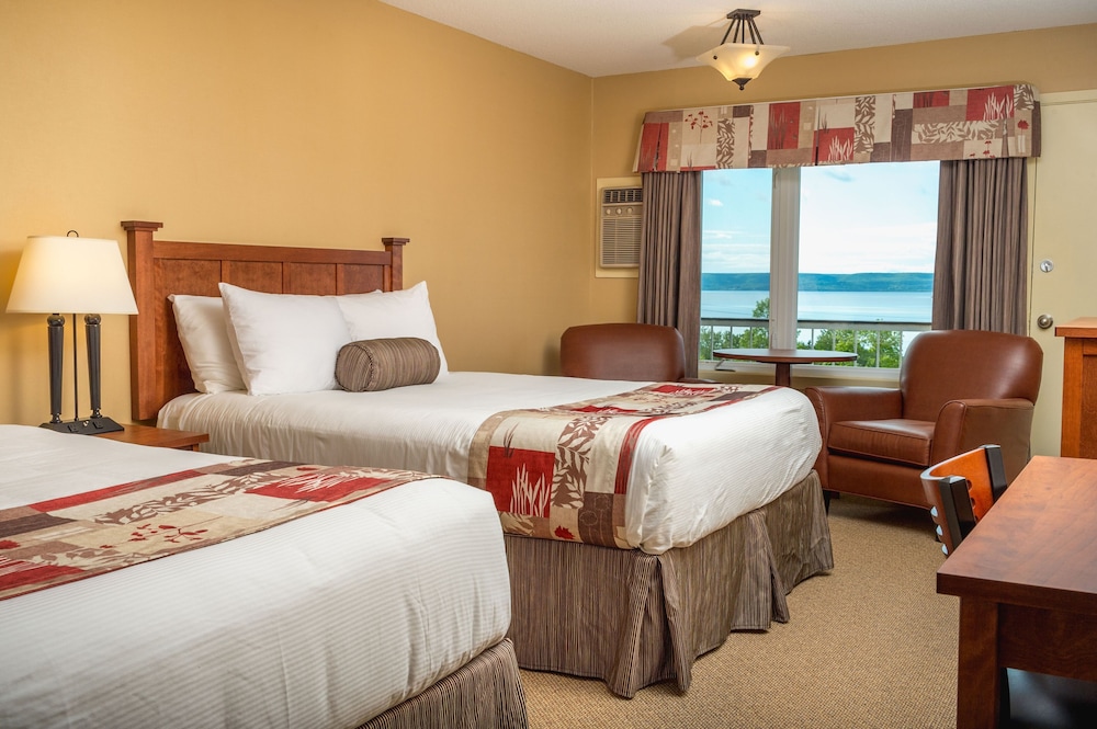 Standard Room, 2 Queen Beds, Lake View