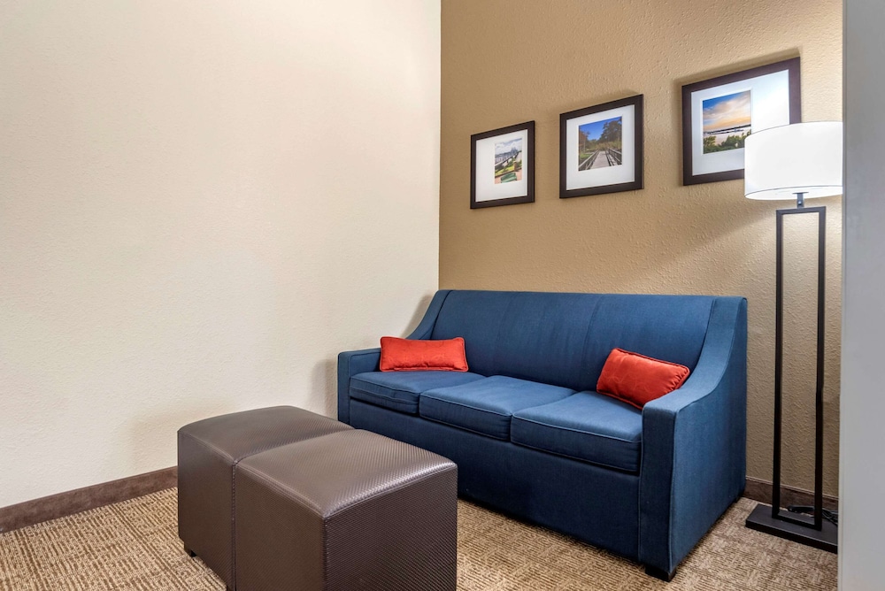 Suite, 1 Queen Bed with Sofa bed, Accessible, Non Smoking - Photo 4