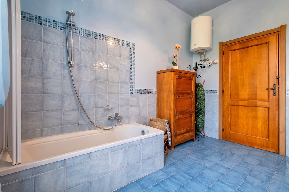 Single Room, Shared Bathroom photo 2