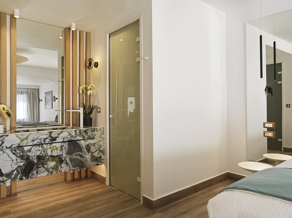 Lagoon Suite with Sea View and Sharing Pool - Photo 4