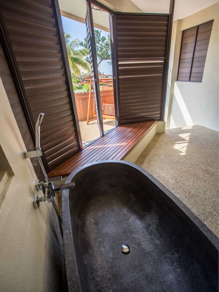 Premium Deluxe Room with Private Garden - Photo 8