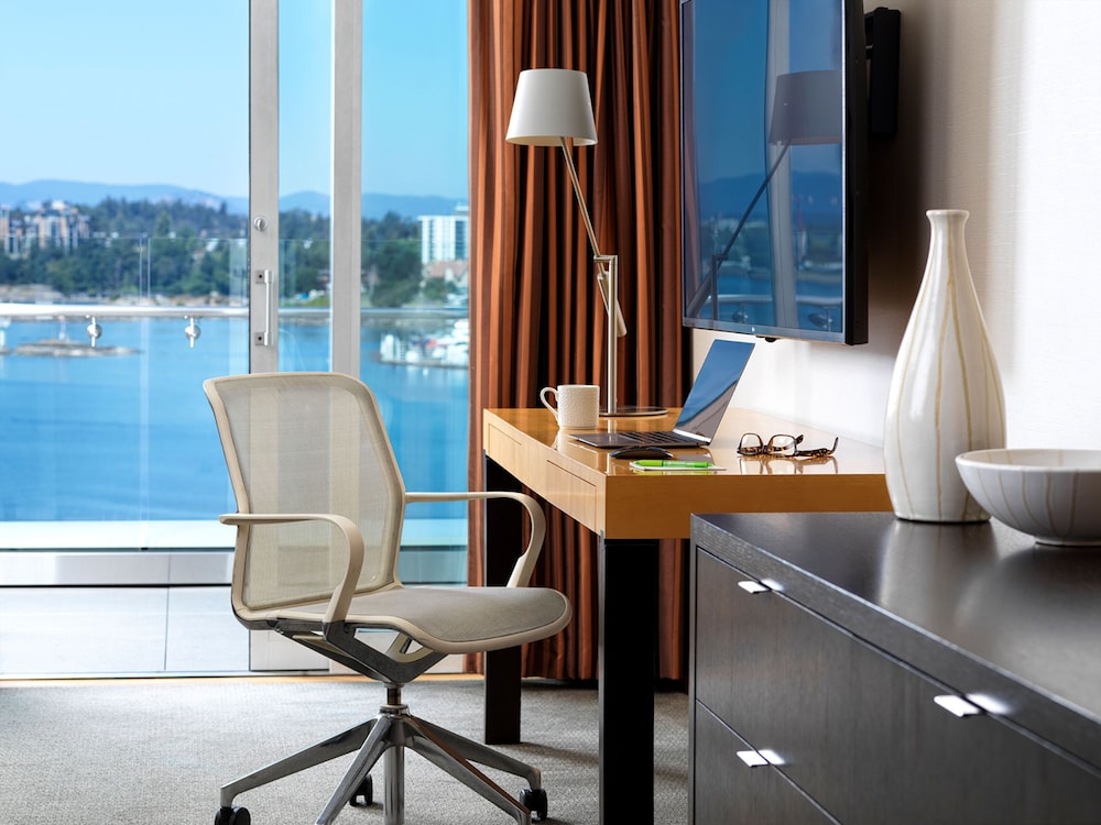 Premium Studio, 1 King Bed, Patio, Ocean View (Erickson Wing) - Photo 2