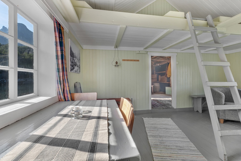 Heritage Cottage (Private bathroom in separate building, Loft Beds w/stairs)