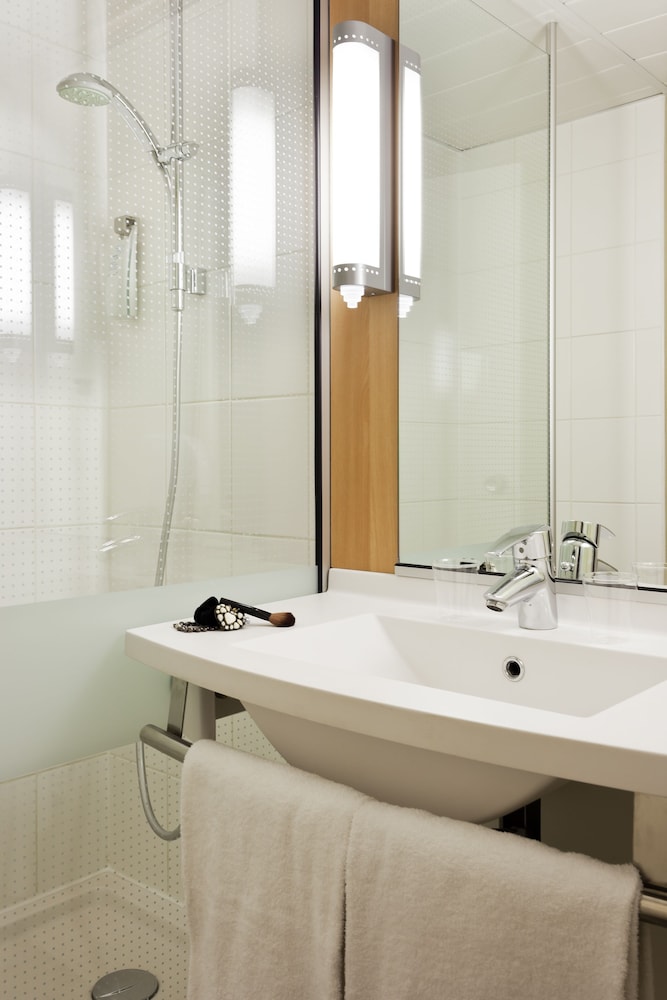 Standard Room, 2 Twin Beds - Photo 9