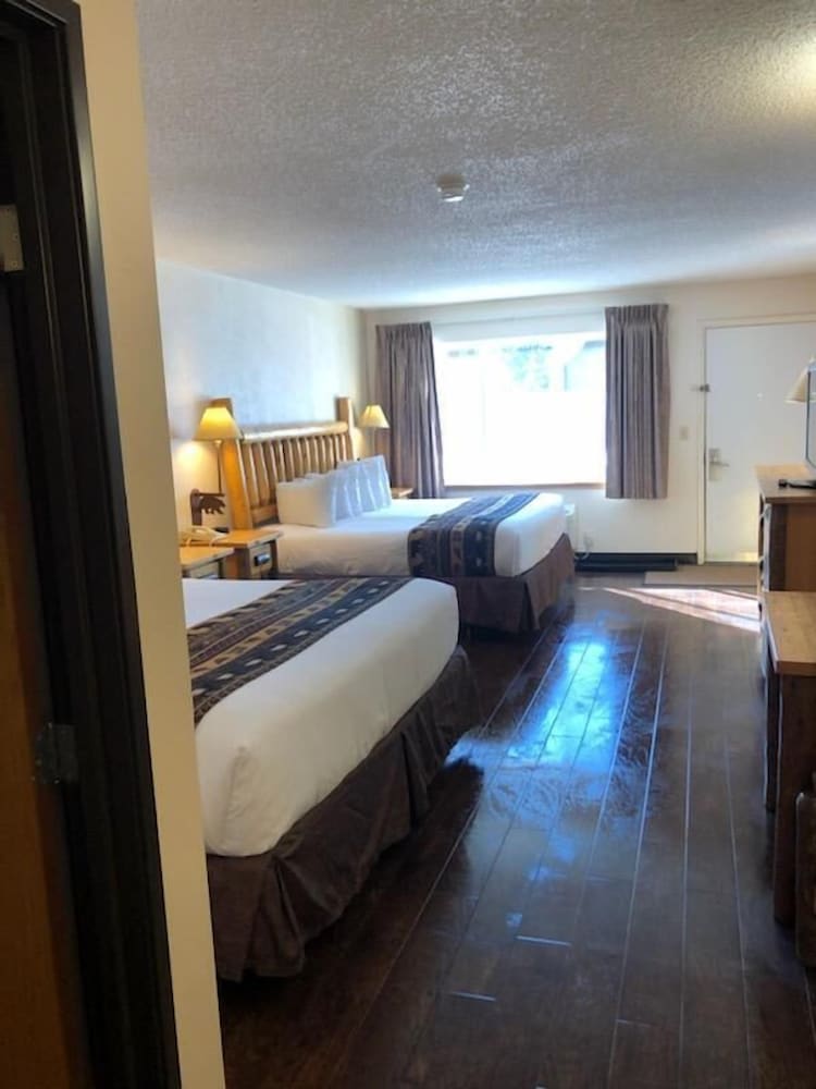 Standard Room, Multiple Beds, Ground Floor (First Floor Two King Beds) photo 3