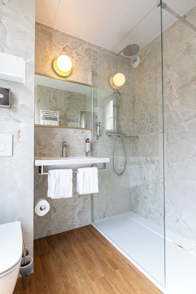 Classic Double Room thumbnail 6
