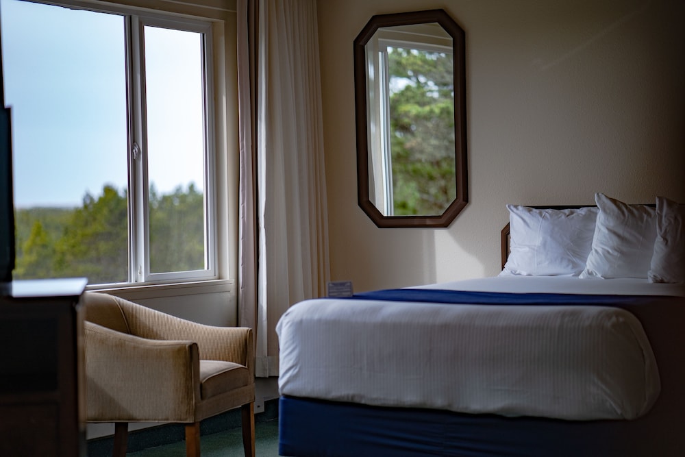 Standard Room, 2 Queen Beds, Partial Ocean View (4th Floor) photo 3