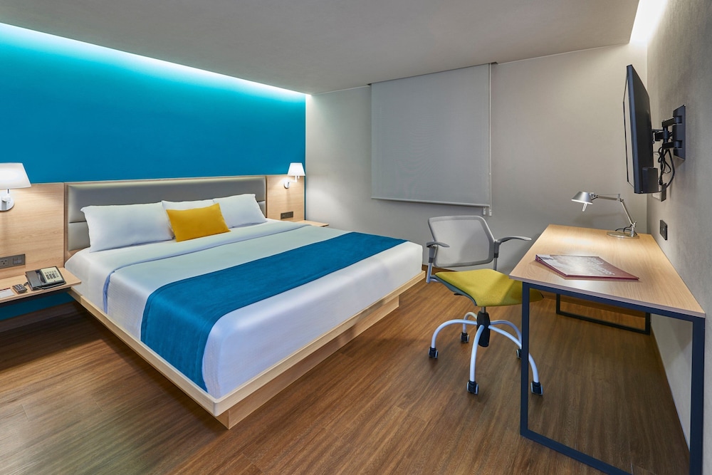 Suite, 1 King Bed With Sofa Bed, Non Smoking